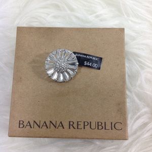 Banana Republic Daisy broch